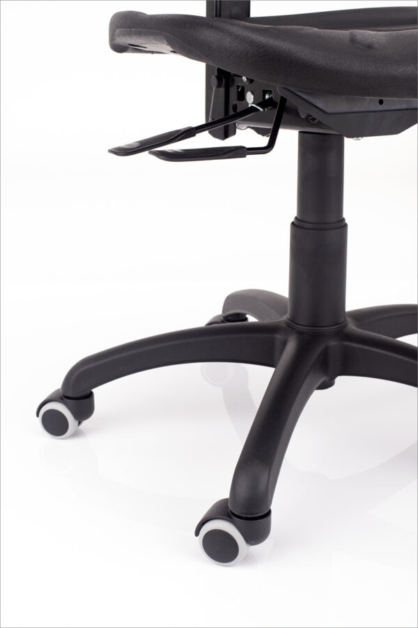 LABORATORIJSKI-STOL-PU-NOVI-SINHRON-Z-GUMIRANIMI-KOLESI