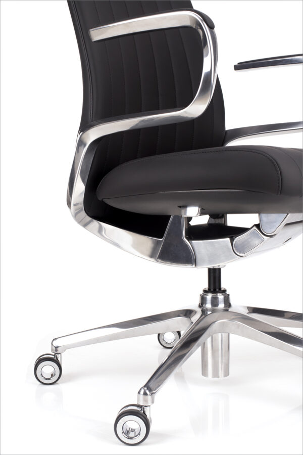 Lella-u_crnoj_metalnoj bazi