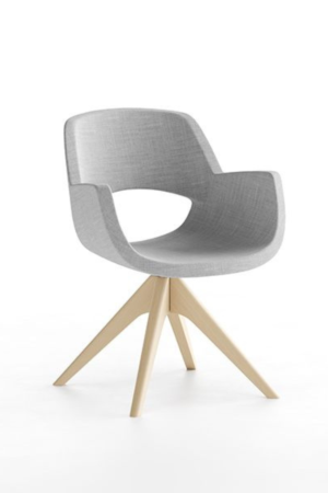 Bočni pogled na elegantnu fotelju Kira s glatkim, čistim linijama.