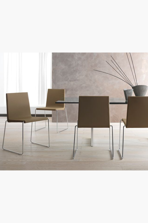 Impilla udoben oblazinjen stol z elasticnim naslonjalom