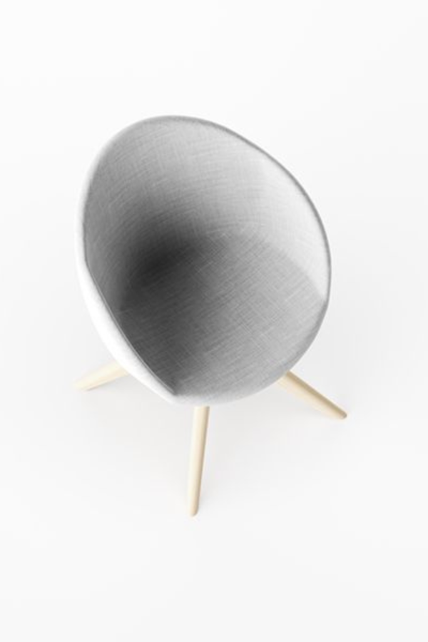 Cloe udoben fotelj z minimalistično obliko in moznostjo tapeciranja